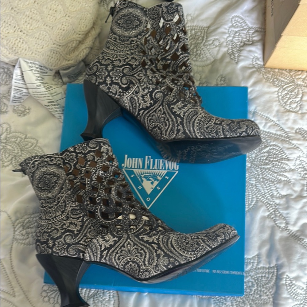 John Fluevog Murillo new with box Blue/grey and White Paisley booties sz 10